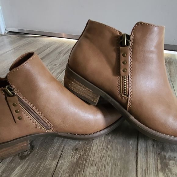 xAppeal Booties - Picture 2 of 4